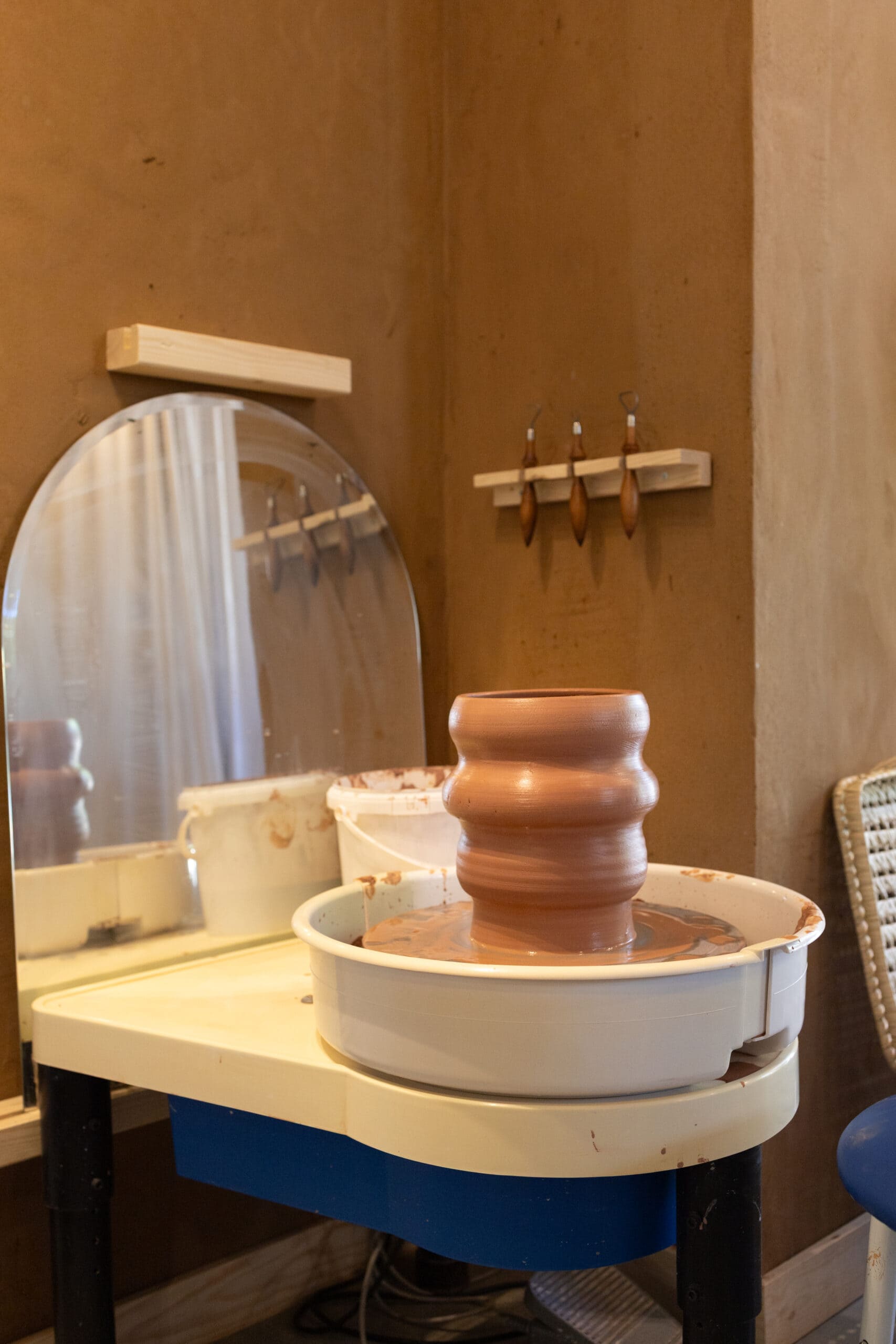 Pottenbakken aan de draaischijf in het keramiekatelier van Moddr in Putten