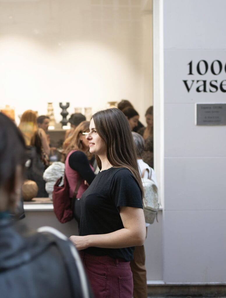 Phine, keramist en hoofddocent van Jaartraject Draaien bij Moddr, met haar werk tijdens 1000 Vases in Parijs